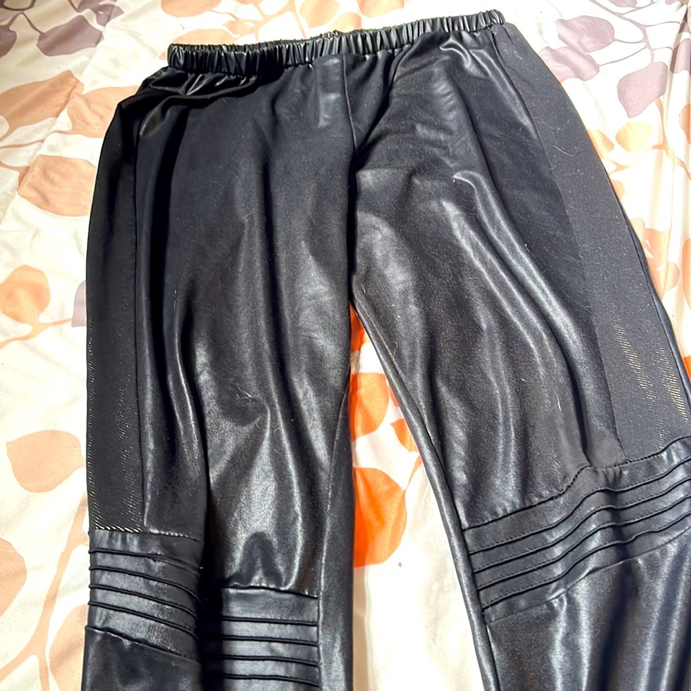 Leggings with knee designs and holographic sides